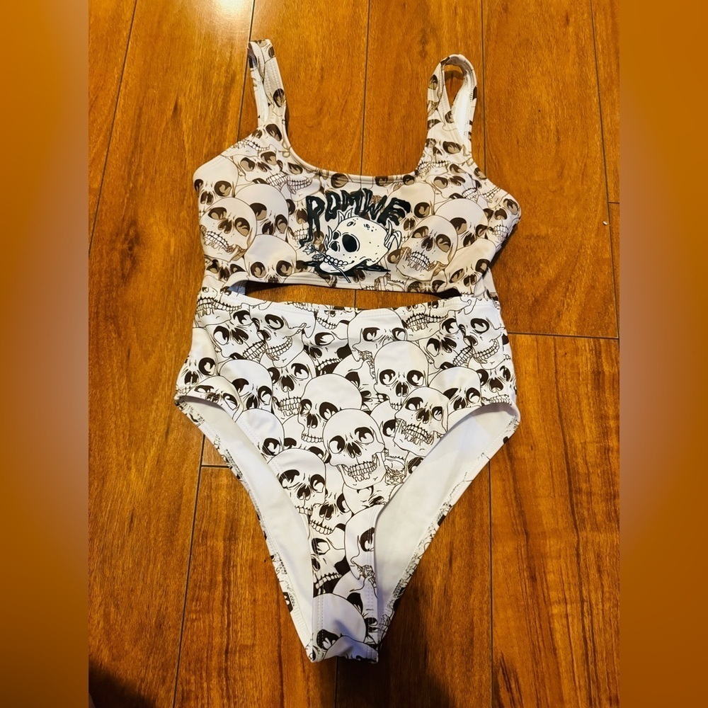 ROMWE woman swiming